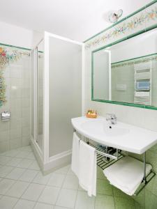 康加德马里尼里特拉切酒店的白色的浴室设有水槽和淋浴。