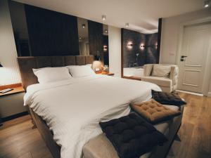 戈里察Hotel Romeo的一间大卧室,配有一张大床和一把椅子