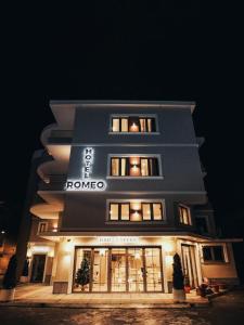 戈里察Hotel Romeo的前面有标志的建筑