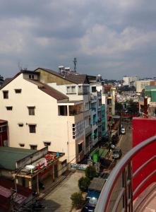 大叻Hostel Khanh Hương 2的享有拥有建筑和街道的城市美景