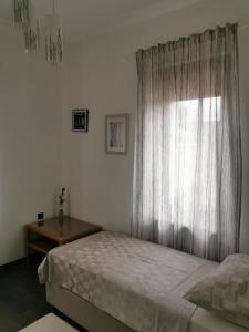 里耶卡Apartmani Nika的一间卧室设有一张床和一个窗口