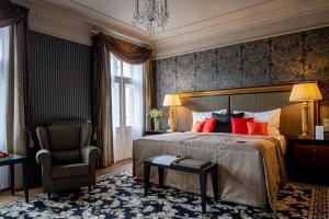 卡罗维发利普普大飯店的配有一张床和一把椅子的酒店客房