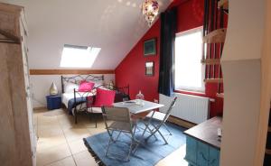 Oberfeulen卡萨奥6住宿加早餐旅馆的一间拥有红色墙壁和桌椅的用餐室