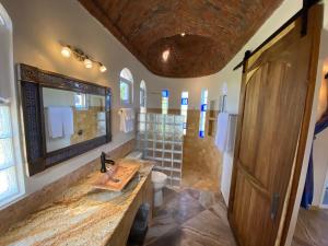 La Ventana温塔娜湾度假酒店的一间带水槽和卫生间的浴室