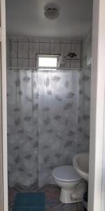 莫雷蒂斯Pousada São Francisco的带淋浴帘和卫生间的浴室