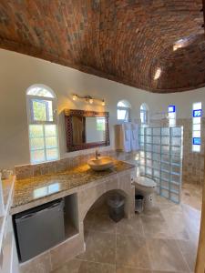 La Ventana温塔娜湾度假酒店的一间带水槽、镜子和卫生间的浴室