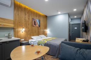 塔什干IGMAR Apart Hotel的酒店客房配有一张床铺和一张桌子。