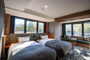 奈良AN-GRANDEホテル奈良的带窗户的客房内的两张床