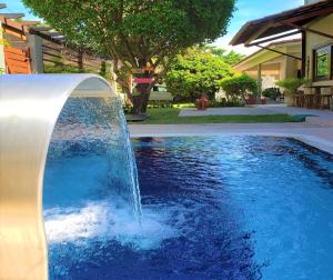 马拉戈日Pousada Casa Kuavá Experience的院子里游泳池里的喷泉