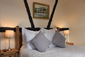 比尔斯韦尔斯The Llanelwedd Arms Hotel的一间卧室配有带白色枕头的床