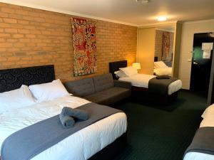 福尔斯克里克阿汤加高山旅馆及公寓山林小屋的酒店客房,设有两张床和一张沙发