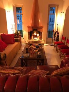 拉马萨Dar Esma的带沙发和壁炉的客厅