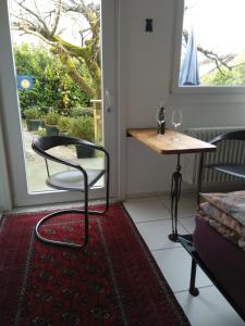 Bellerive瑞士波尔佐伊住宿加早餐旅馆的客房设有桌子、椅子和窗户。