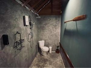 丽贝岛The Hideaway, Koh Lipe的带淋浴和卫生间的浴室。