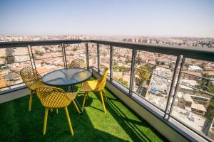 耶路撒冷Gorgeous Design 3 BDR Appart - J Tower - Amazing View!的美景阳台配有桌椅
