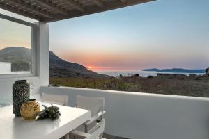 SteníWhite Tinos Luxury Suites的海景白色用餐室