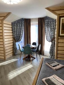布克维扎提硕克酒店的一间卧室配有桌椅和一张床
