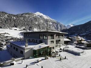 索尔登Apart Alpenjuwel Sölden的一座山地雪地建筑