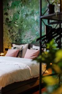 乌得勒支Daen’s Greenhouse的一间卧室配有带粉红色枕头的床