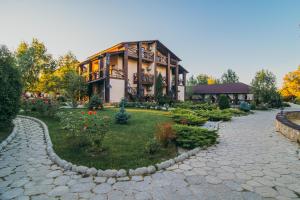 OkhtyrkaКотедж-парк Славна的前面设有花园的大房子