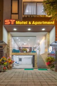 岘港ST Motel & Apartment的商店前方标有标准型公寓标志