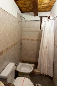 蒂尔卡拉图配斯特酒店的一间带卫生间和水槽的浴室