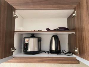 宿务Twin Bed Unit- MIGAs Haven at Sunvida Tower的厨房配有咖啡壶和烤面包机。