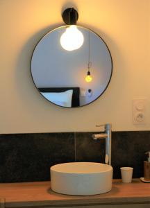 FellunsGites-Terroirs-Occitanie的一间带圆形水槽和镜子的浴室