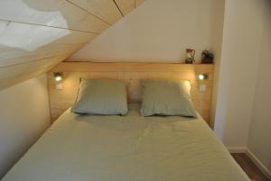 Longevilles-Mont-dʼOrGîte du Fourpéret-Parc Naturel du Haut-Jura的小房间设有一张带两个枕头的床