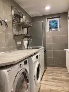 汉堡Modernes Apartment Nr1 nahe Reeperbahn bis 4 Personen的厨房配有洗衣机和水槽
