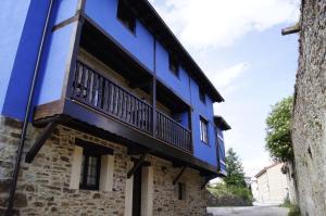 埃斯皮诺萨德洛斯蒙特罗斯La Casa Encanto的蓝色的建筑,旁边设有阳台