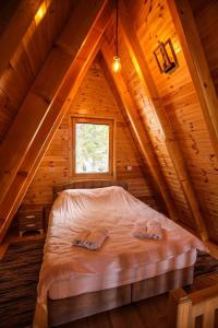 新瓦罗什ZLATARSKA IDILA的小木屋阁楼上的一张床位