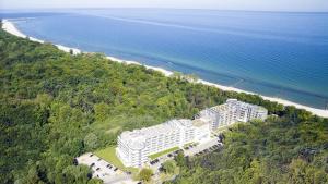 科沃布热格3L Apartments Diune的海滩旁一座大建筑的空中景观