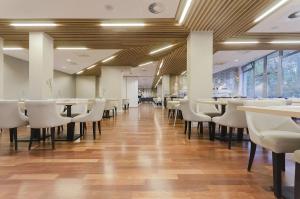 科沃布热格3L Apartments Diune的用餐室配有白色的桌子和白色的椅子