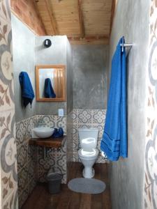 阿尤鲁奥卡Recanto das Estrelas的一间带卫生间和水槽的浴室