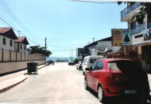 大伊瓜巴Apartamento Iguaba Grande, bairro Canellas City , em frente ao trailer do popeye的停在街道边的红色汽车