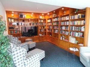 于斯德考贝辛酒店的图书馆,藏有长沙发和书架