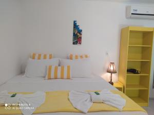 托兰克索Pousada João Maria的一间卧室配有一张床,上面有两条毛巾