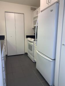 波士顿Central Chinatown 30 Day Stays的厨房配有白色家电和白色冰箱