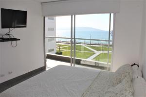 帕拉卡斯Departamento con Vista al Mar- Condominio Nautico Las Velas的一间卧室配有一张床,享有海景