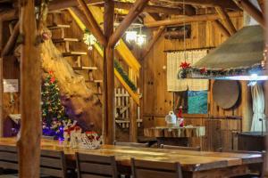 南圣本图Rancho do Lucas - Cabana e Chalé的一间用餐室,配有圣诞树和一张桌子