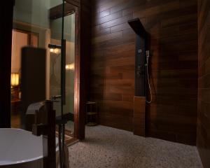 罗切斯特School 31 Lofts的木制墙壁上带淋浴的浴室