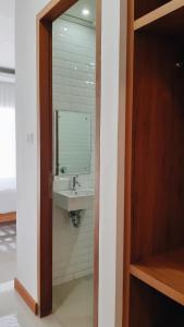 库塔RakaAyu Kuta的一间带水槽和镜子的浴室