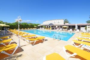 卢恰纳里多酒店的一个带黄色躺椅的游泳池,一个度假胜地