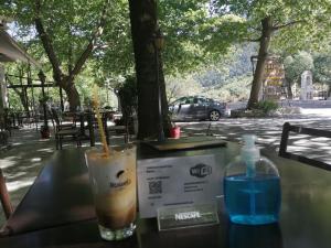 阿拉霍瓦哈尼泽美诺酒店的桌子上坐着饮料和一瓶水