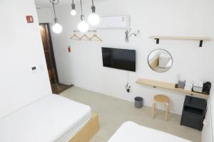 庆州Minihotel Poongdaengi的白色的客房配有床和镜子