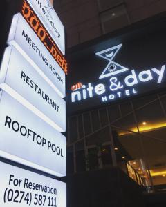 日惹All Nite & Day Hotel Yogjakarta - Gejayan的建筑物一侧的一组标志