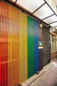 台南同心旅栈的建筑物一侧有色彩斑 ⁇ 的墙