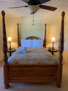 棕榈泉La Maison Hotel - Adults Only的一间卧室配有一张带两盏灯的木床。