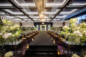 首尔华克山庄首尔大酒店的宴会厅配有桌椅和鲜花